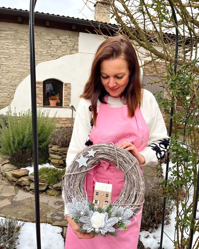 Krásné odpoledne, posílám na ukázku další věnec na přání, co si dnes zákaznice vyzvedla v obchůdku. Dělat vám radost...