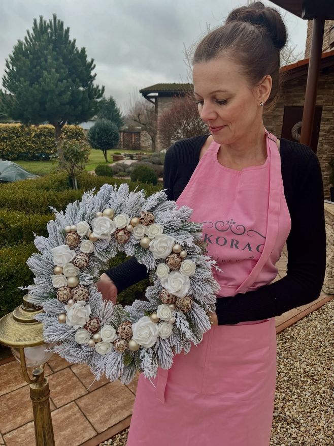 Zasněžený s bílými růžemi na přání pro zákaznici Renatu.❄️😊 #venec #věnec #venecnadvere